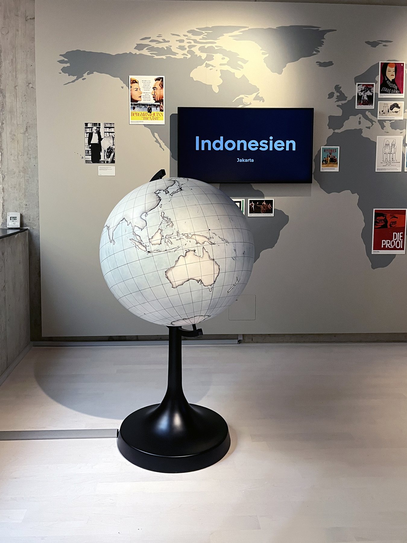 Objet globe terrestre sur mesure muséographie Centre Dürrenmatt